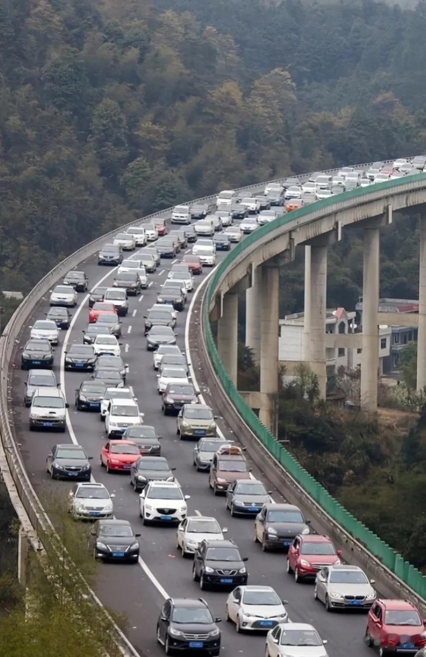 车主们别惦记那点过路费了，相关部门已明确通知，元旦期间全国高速公路不免费，该交还