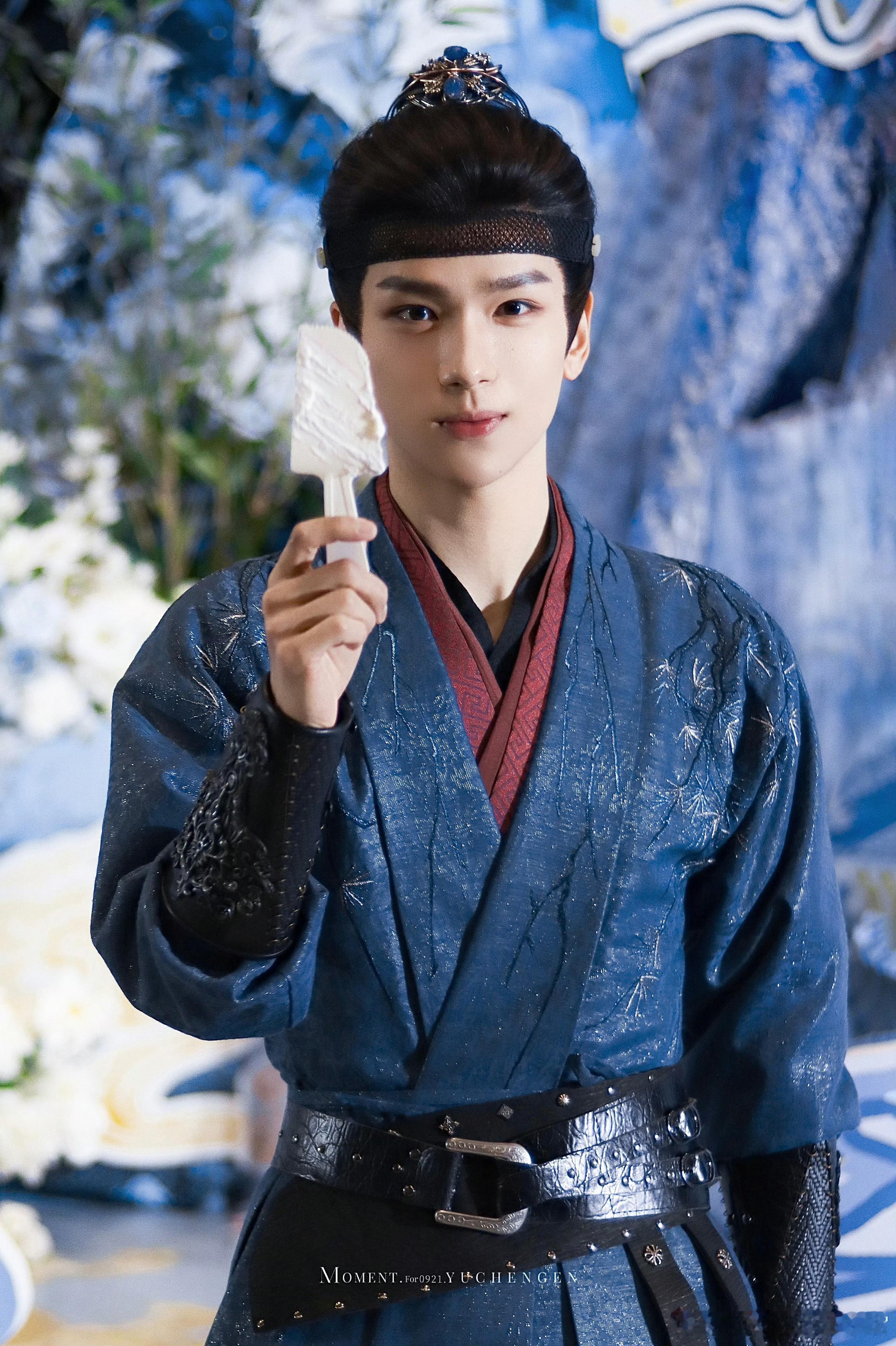 余承恩杀青收信收了四十分钟余承恩还特意给粉丝准备了几百份伴手礼搞逆应援，完全打破