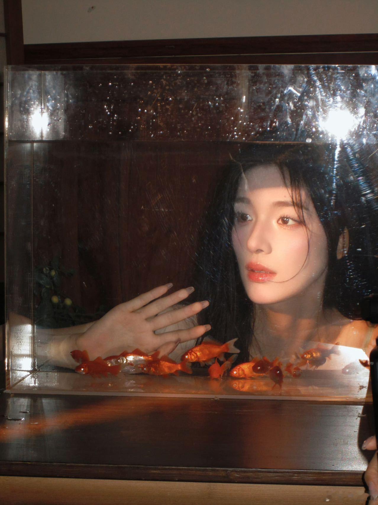 钟丽丽站在镜头前的姿态更绝——抬手时裙摆的垂坠感衬得腰肢纤细，浅笑时梨涡里藏着温