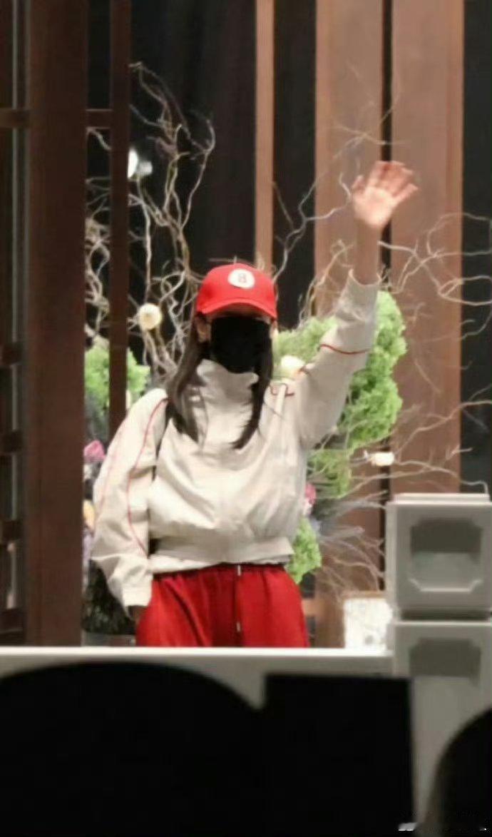 迪丽热巴穿钰珑队服走机场这哪里是走机场，这明明是前锋在巡场！热巴穿着钰珑队服，又