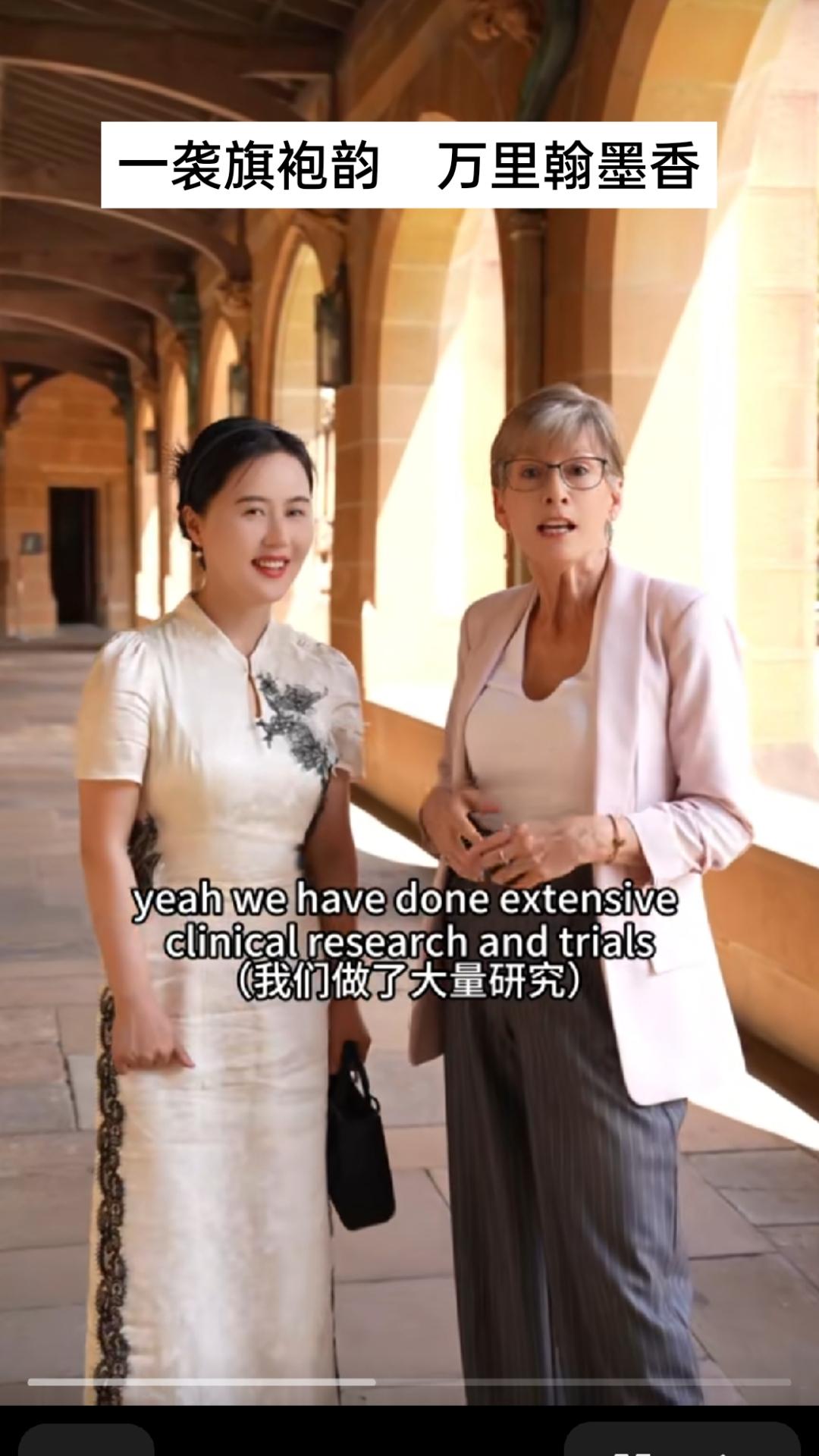     一袭素白旗袍，娉婷立于悉尼大学的古朴楼宇间，相宜以东方女性的温婉之姿，绽