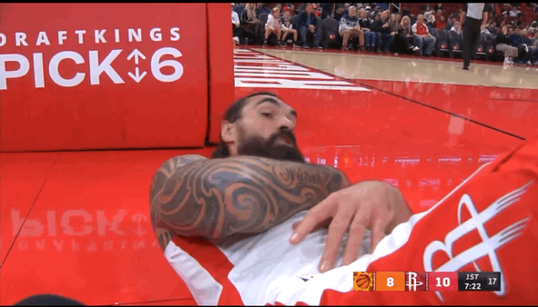 哈哈，一向老实憨厚的“海王”都学会了NBA的套路！（亚当斯倒在地上偷窥摄像机[笑