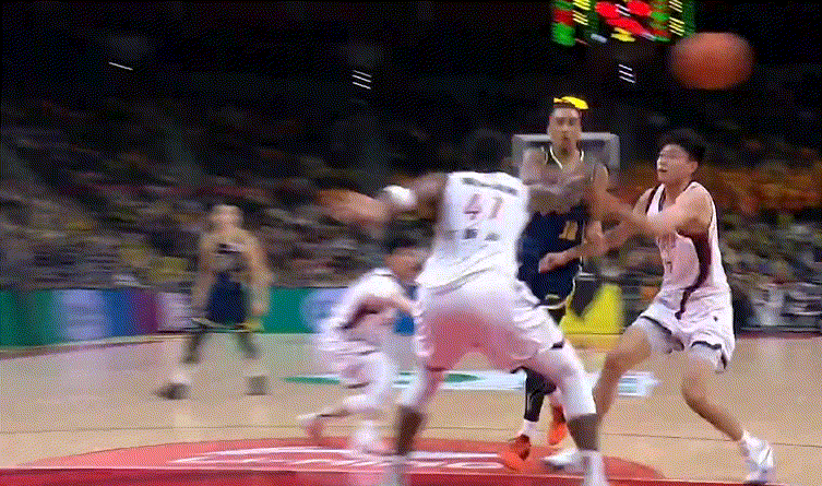 琼斯这身体天赋有点顶，焦泊乔和奎因接连吃帽，浙江这双大外援阵容有点东西啊广东男篮