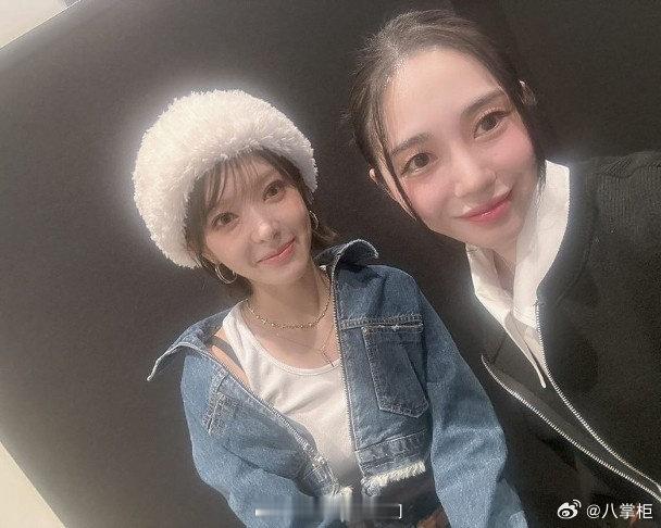 #权珉娥朴草娥合照##权珉娥晒与朴草娥合照# 前AOA权珉娥和朴草娥分享合照。 