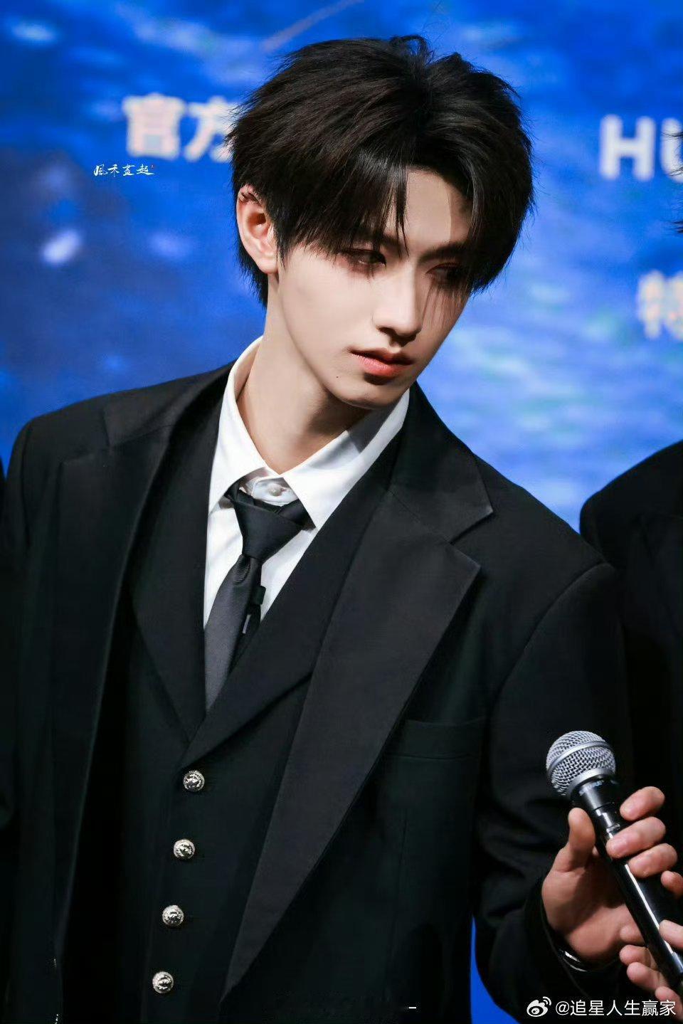 丁程鑫是不是刷到朱志鑫崴脚了猫猫也要穿红底鞋不如多看看051朱志鑫 微博之夜表现