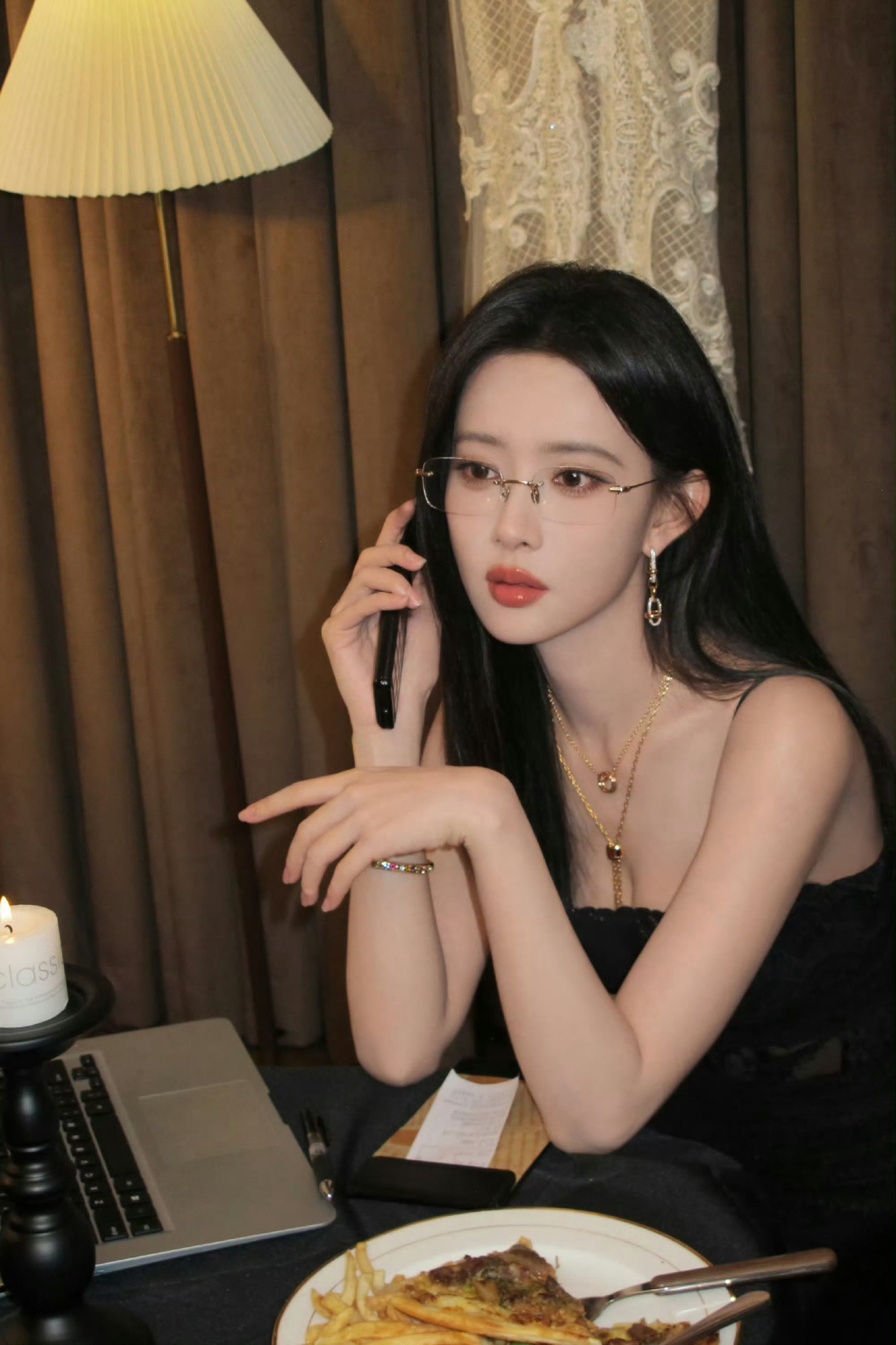 孟子义戴眼镜古早感谁能拒绝孟子义这款无框眼镜造型啊！自带九十年代文艺女星古早氛围