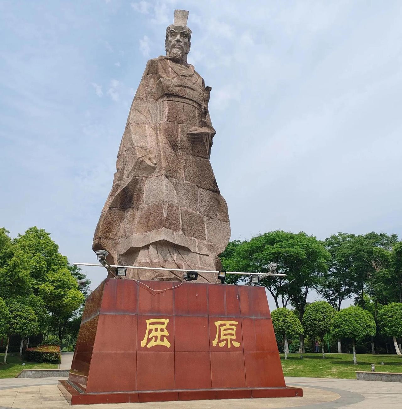4月27日，我们驻足屈原故里——秭归县，留宿一晚。遥想当年，楚怀王偏信奸佞谗言，