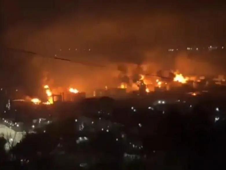 俄黑海港口遭大规模无人机袭击！
 4月20日凌晨，俄罗斯克拉斯诺达尔边疆区图阿普