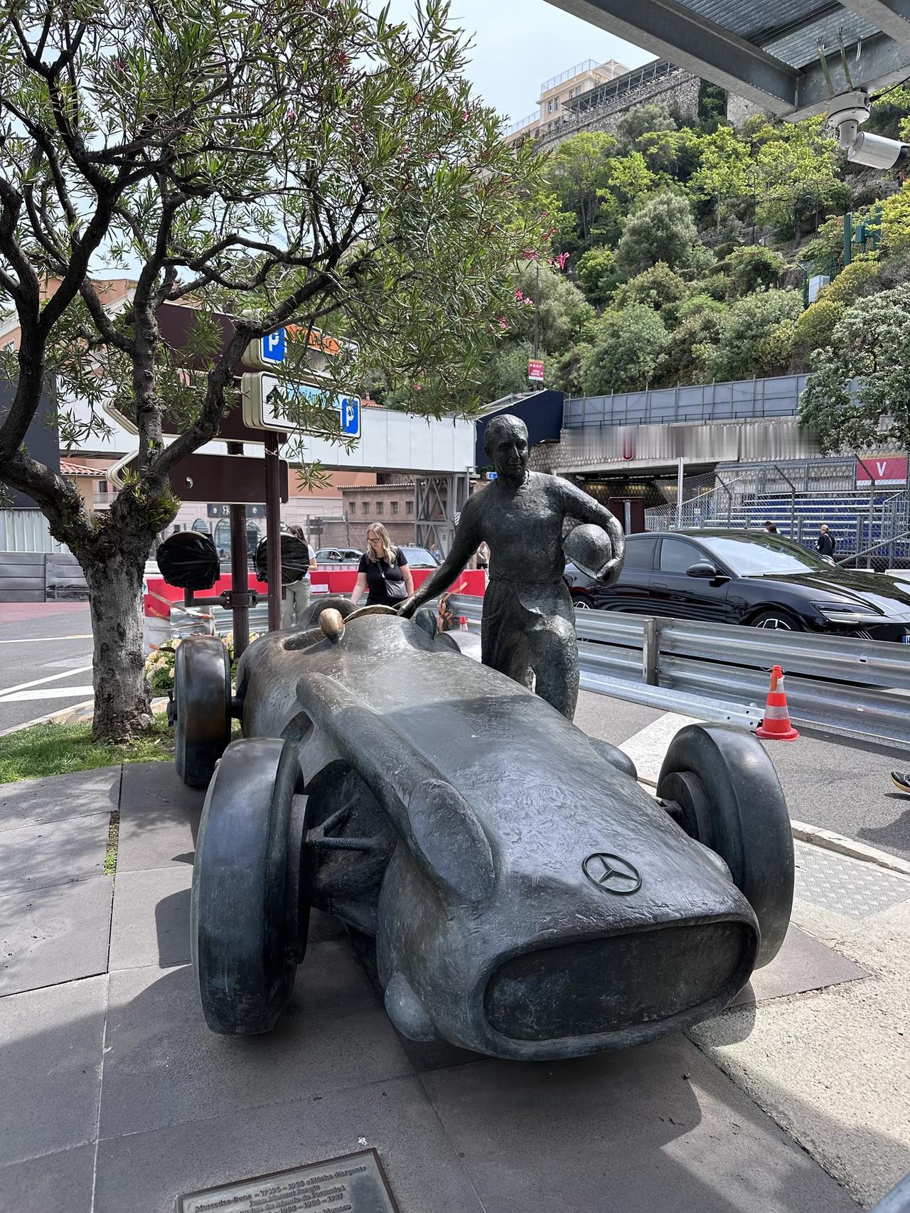 摩纳哥这条赛道正赛确实很重要，毕竟没有任何一场比赛正赛是不重要的。
但是排位赛的
