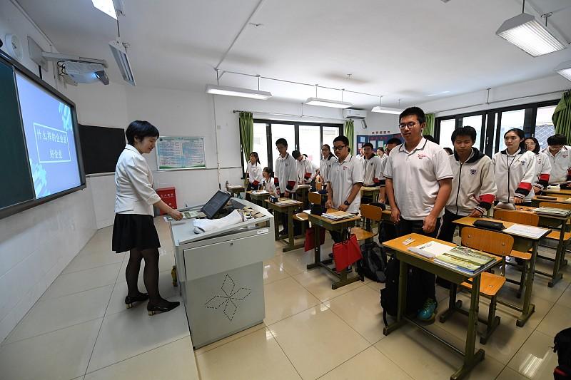 最近又有人喊“取消教师寒暑假”“周末只休一天”，理由很简单：老师太闲了。说实话，