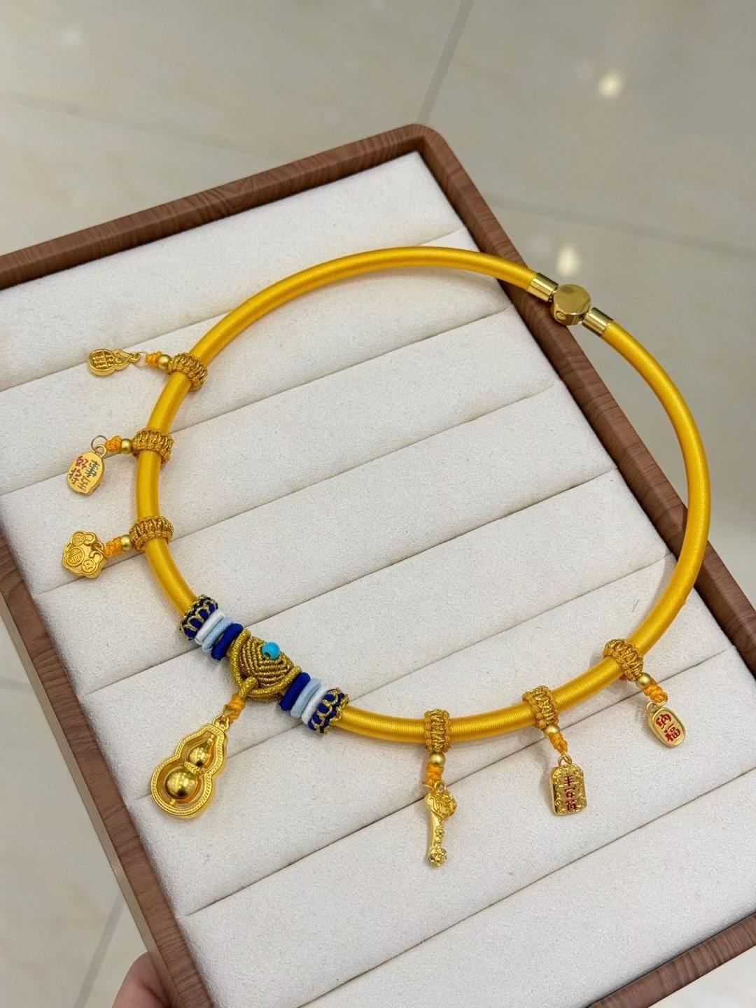 现在的金价真的让普通人高攀不起了，一枚三四克的小吊坠动辄四五千块，快赶上一个月工