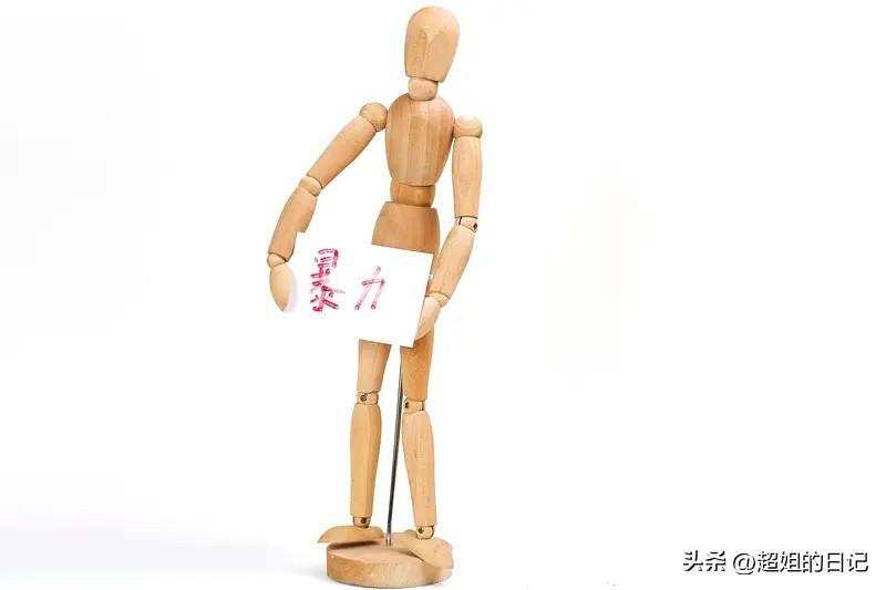 过分的善良会被人家当傻子欺骗和欺负的。过分的善良实际就是纵容别人欺负自己，是不对