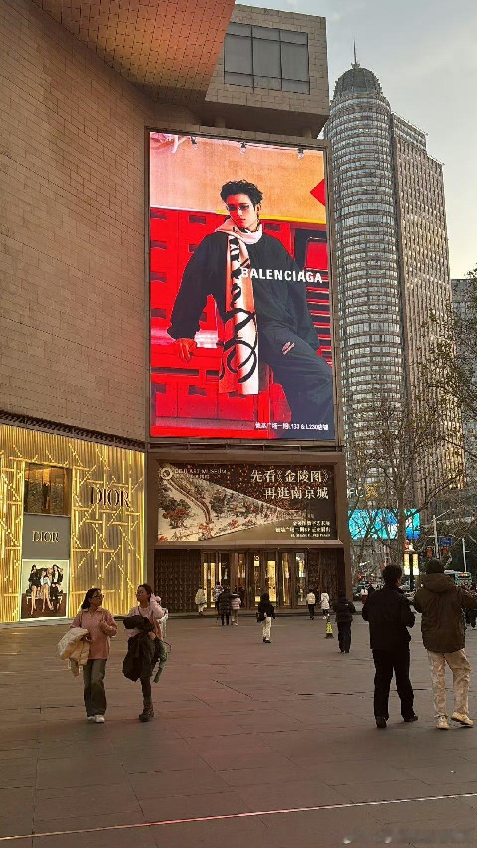 陈飞宇巴黎世家新年地广大屏铺开了，阿瑟刷脸时间到 