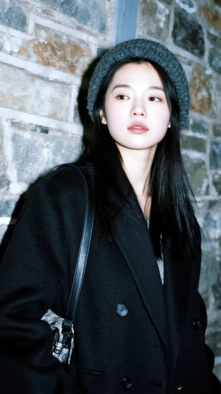 石墙映影，黑衣美人。为什么长得漂亮却找不到对象 冬日穿搭指南：黑色大衣+灰色贝雷