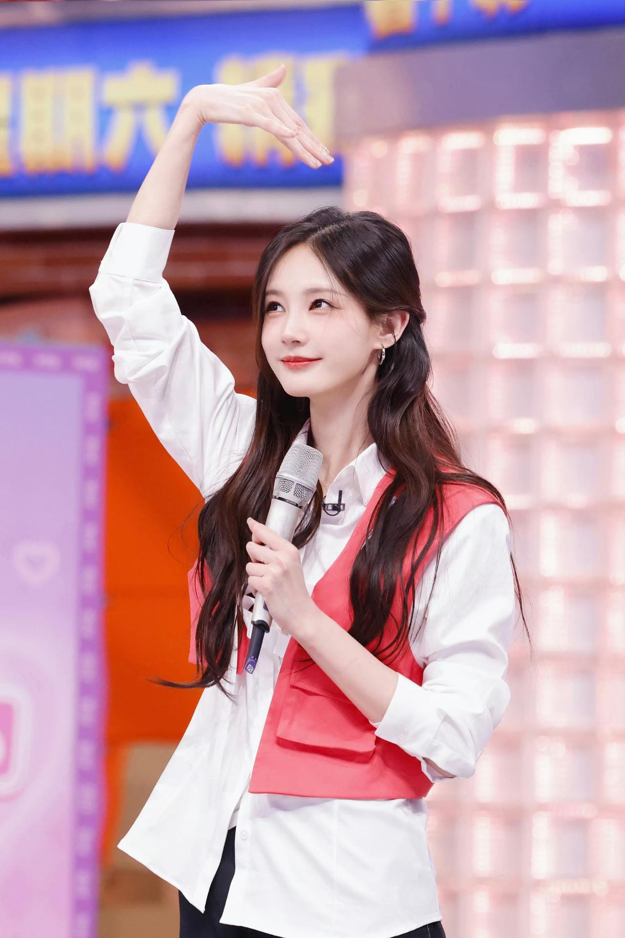 一桐的可爱样子[飞吻]
李一桐