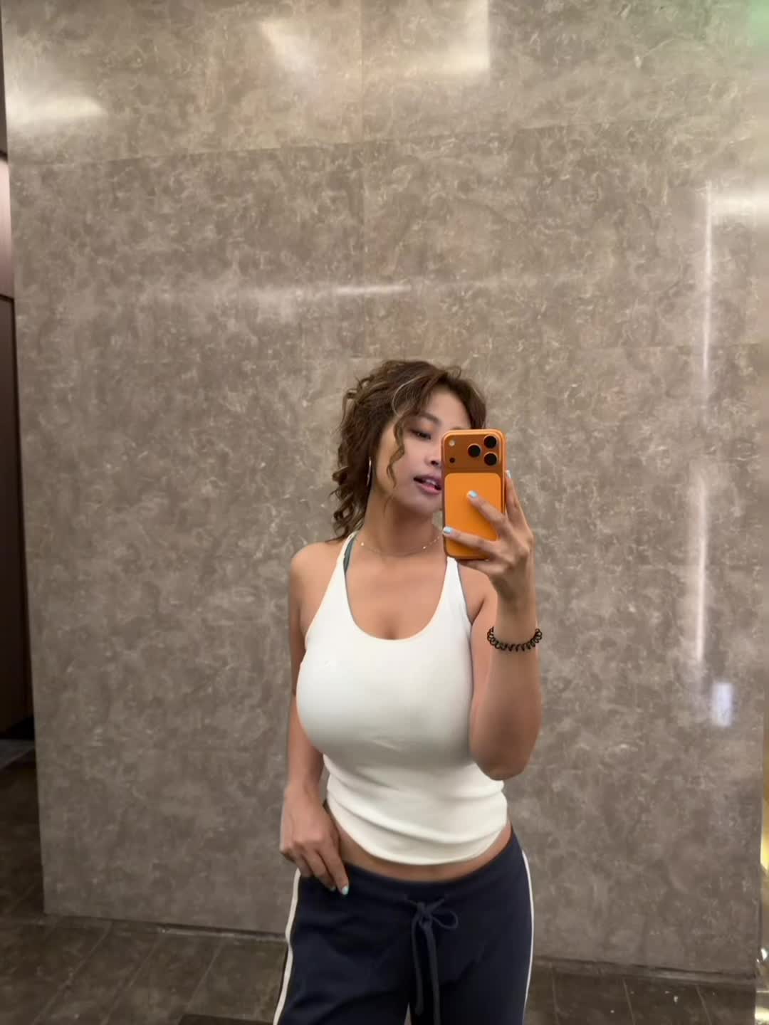 必须橙色呀 因为橙色显黑！