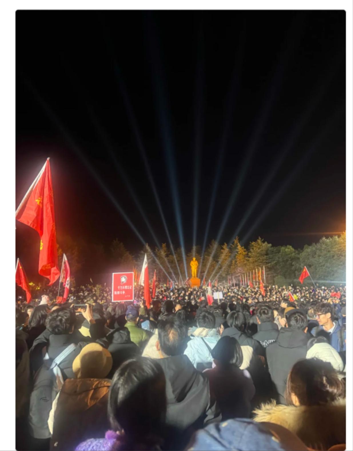 12月26日是伟大毛主席的诞辰
今天凌晨，为了庆祝毛主席华诞，湘潭毛泽东故居前人