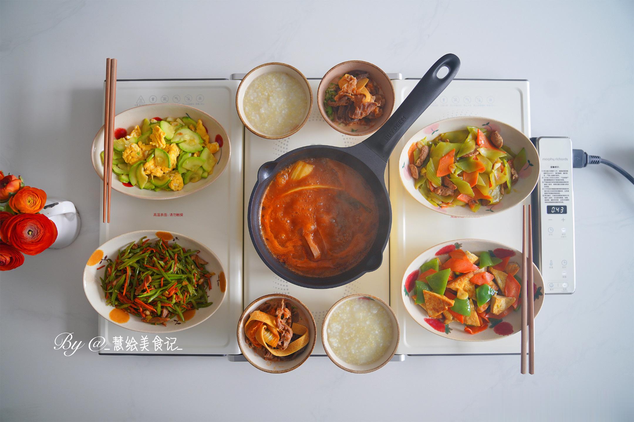 晚饭继续两个人的小火锅~还炒了几道家常菜，简单涮点羊肉吃~ ​​​