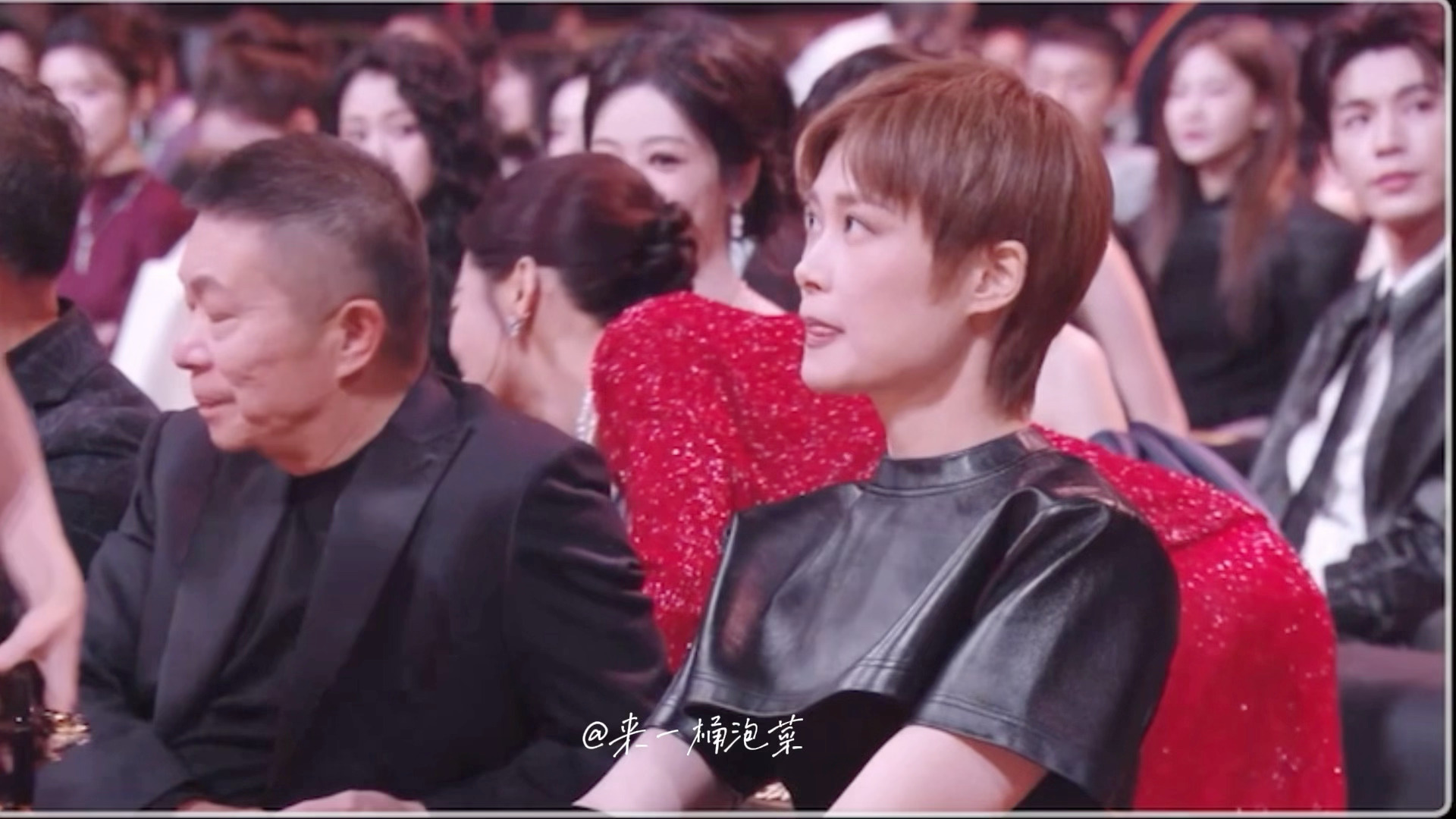 这个辛芷蕾就这样突然撅着小腚跟人打招呼去了🙉微博之夜内场