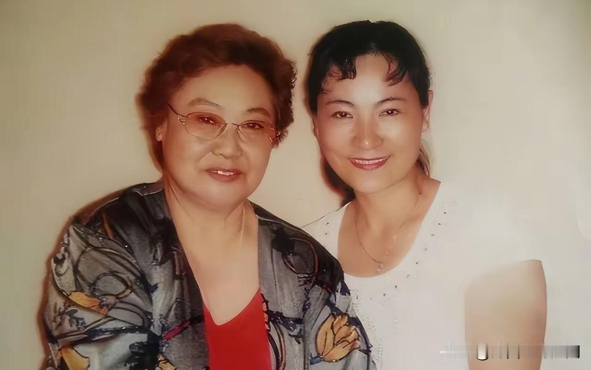 这是“人民艺术家”郭兰英与侄女郭世珍的一张十分珍贵的合影。郭兰英端庄大气、神态慈