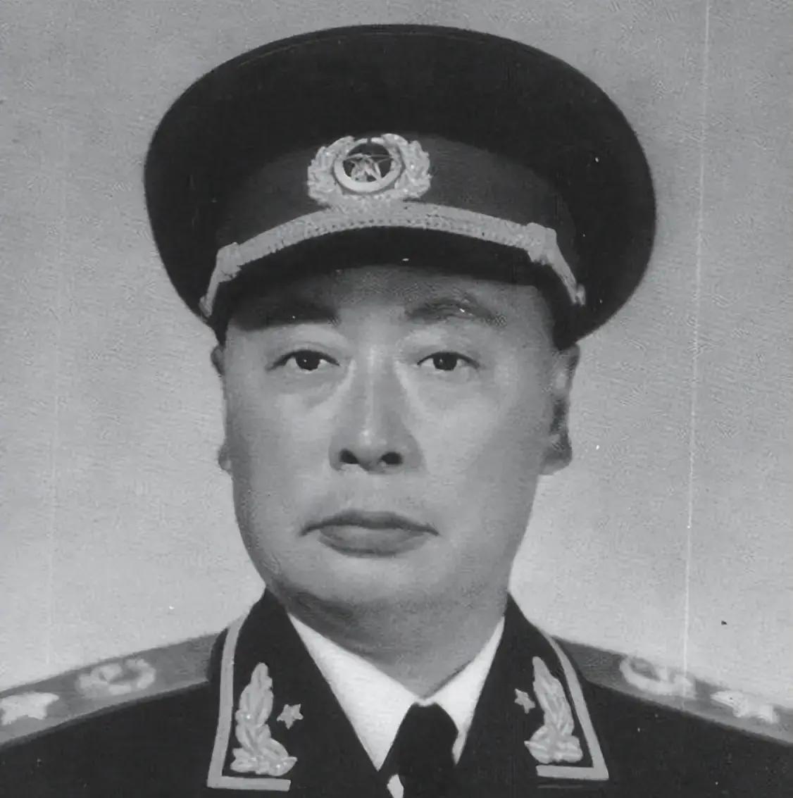 1972年1月，北京八宝山追悼会上，毛泽东突然停步盯住角落一副挽联，脱口而出“这