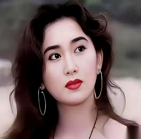 她拿着一张报告单，哭着说自己生不了，要离婚。
他，何祖光，二话不说，从兜里也掏出