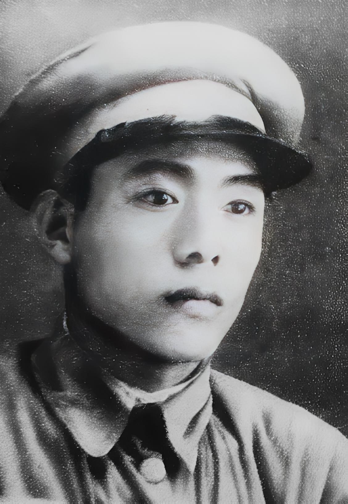 1955年，四野政委翟文清，带妻子回乡省亲。突然，一名姑娘站在他家门口，盘问：“