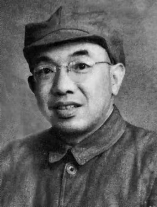 1962年，七千人大会上，一名高个子中年干部站在台下，神色坚毅。有人指着他喊：“