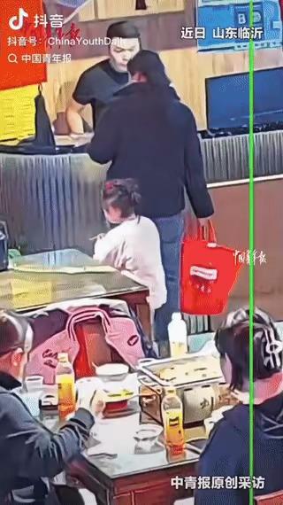 山东，一位母亲给孩子看完病后，身无分文，走进餐馆怯生生地对老板说：“能不能在你这