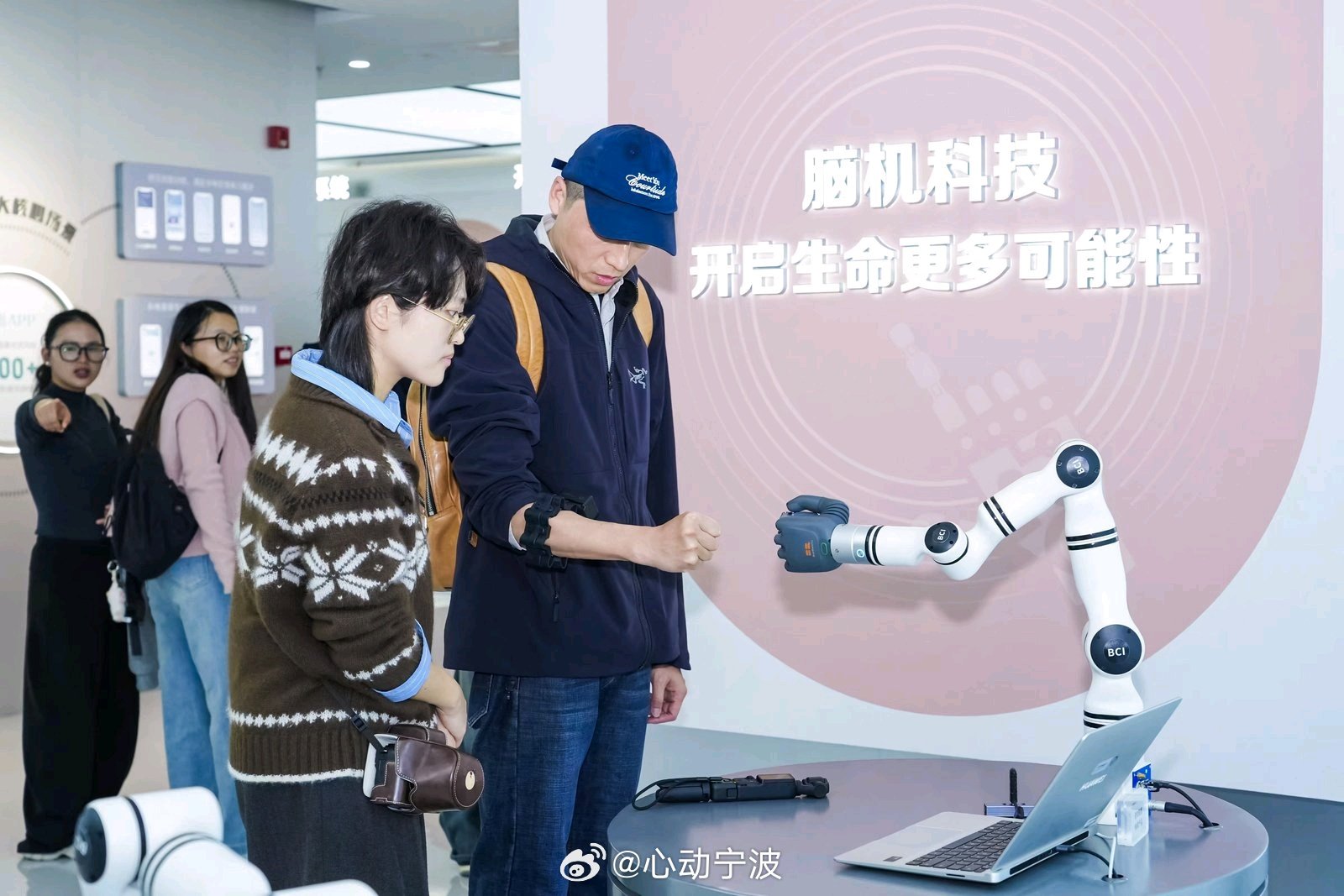 杭州AI点亮生活科技赋能温暖万家 3月24日，2026高质量发展中国行走进杭州人