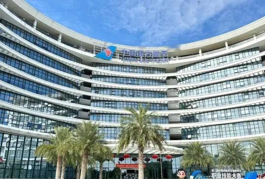 在南航广州产教融合实训基地，走进航空工程实训现场，近距离观察飞机结构装配、机载系