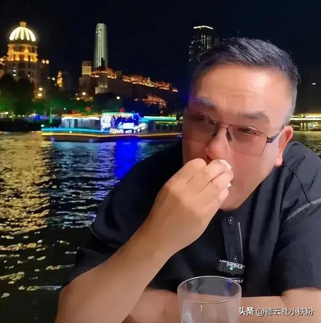 李宽在侯耀华的“加持”下，居然这么狂傲目中无人，直接开骂杨议
本来李宽和侯二直播