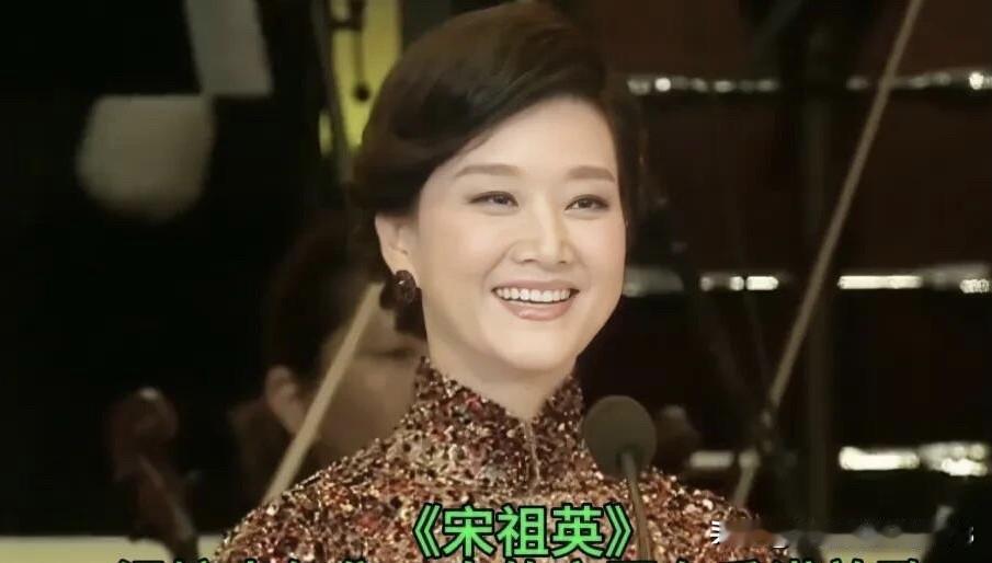 天生丽质的宋祖英，无论是年轻还是现在，这张精致的脸始终如一，只有年龄的增，没有美