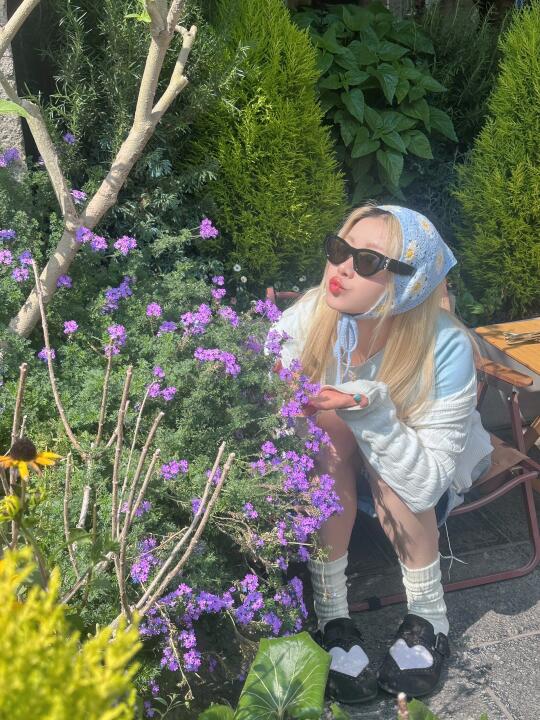 今天的阳光和花都配她🌸