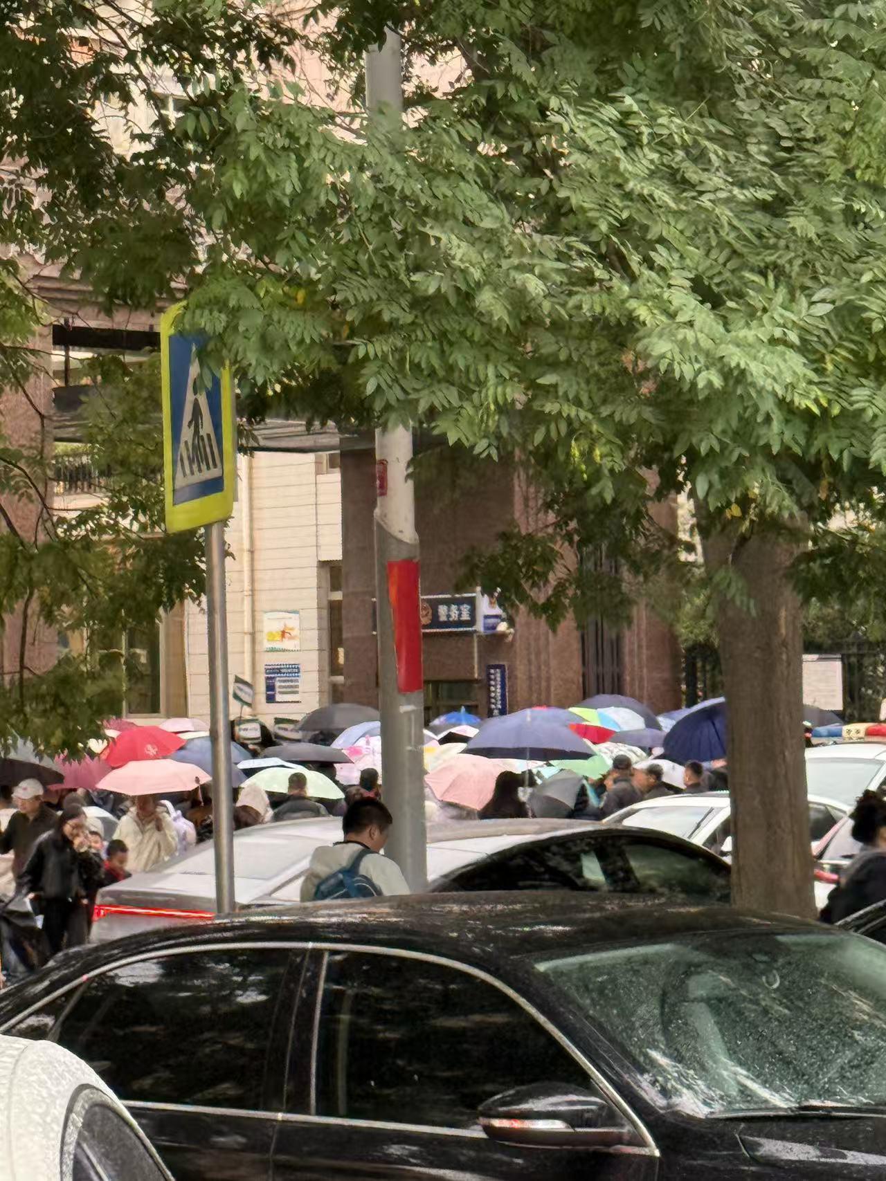 兰州几乎每天都下雨 接个学生都困难重重 天气一下子变冷了 我今天接娃，感觉又冷又