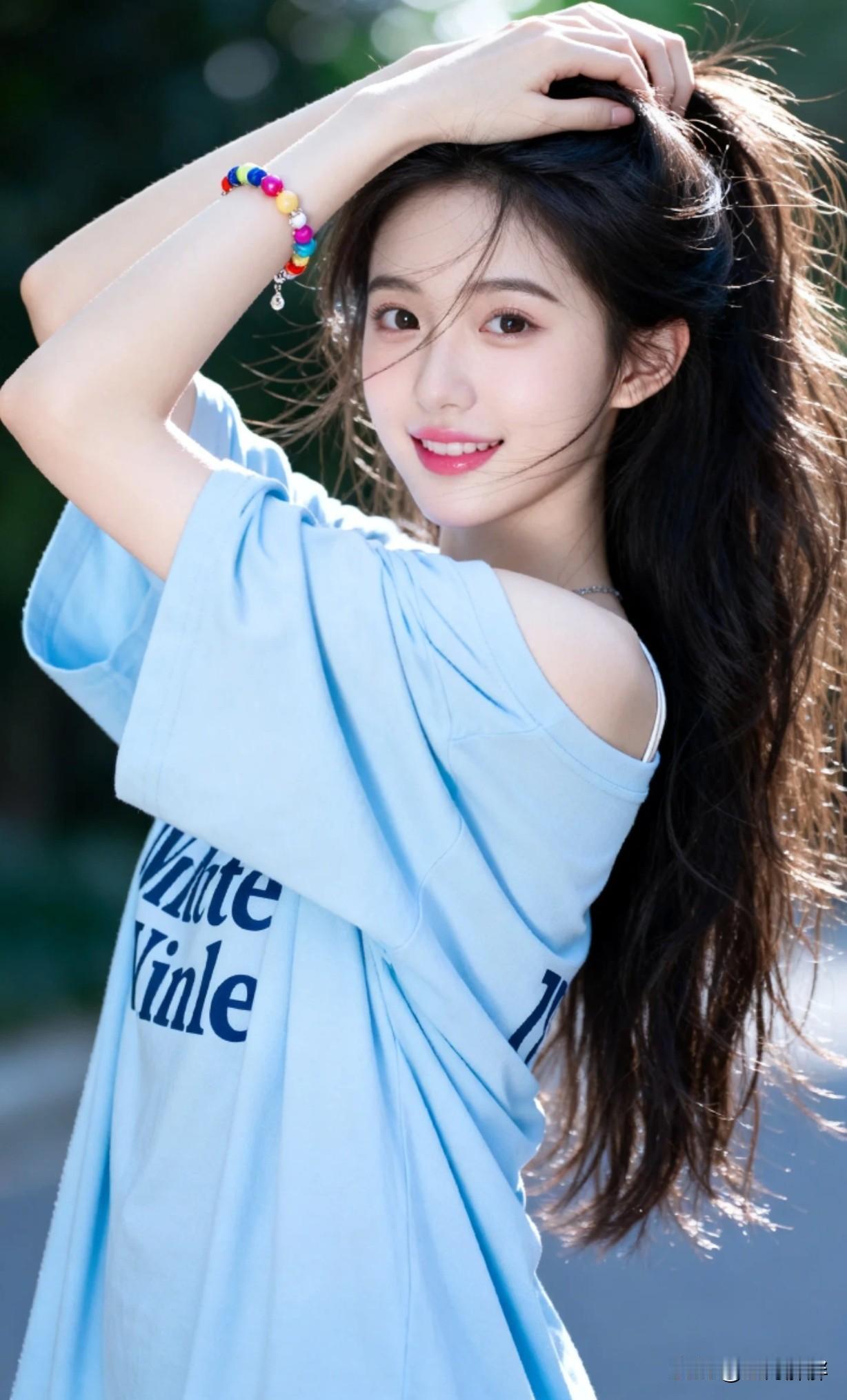 夏日清新少女风，淡蓝色T恤搭配彩色手链，元气满满！🌞💕