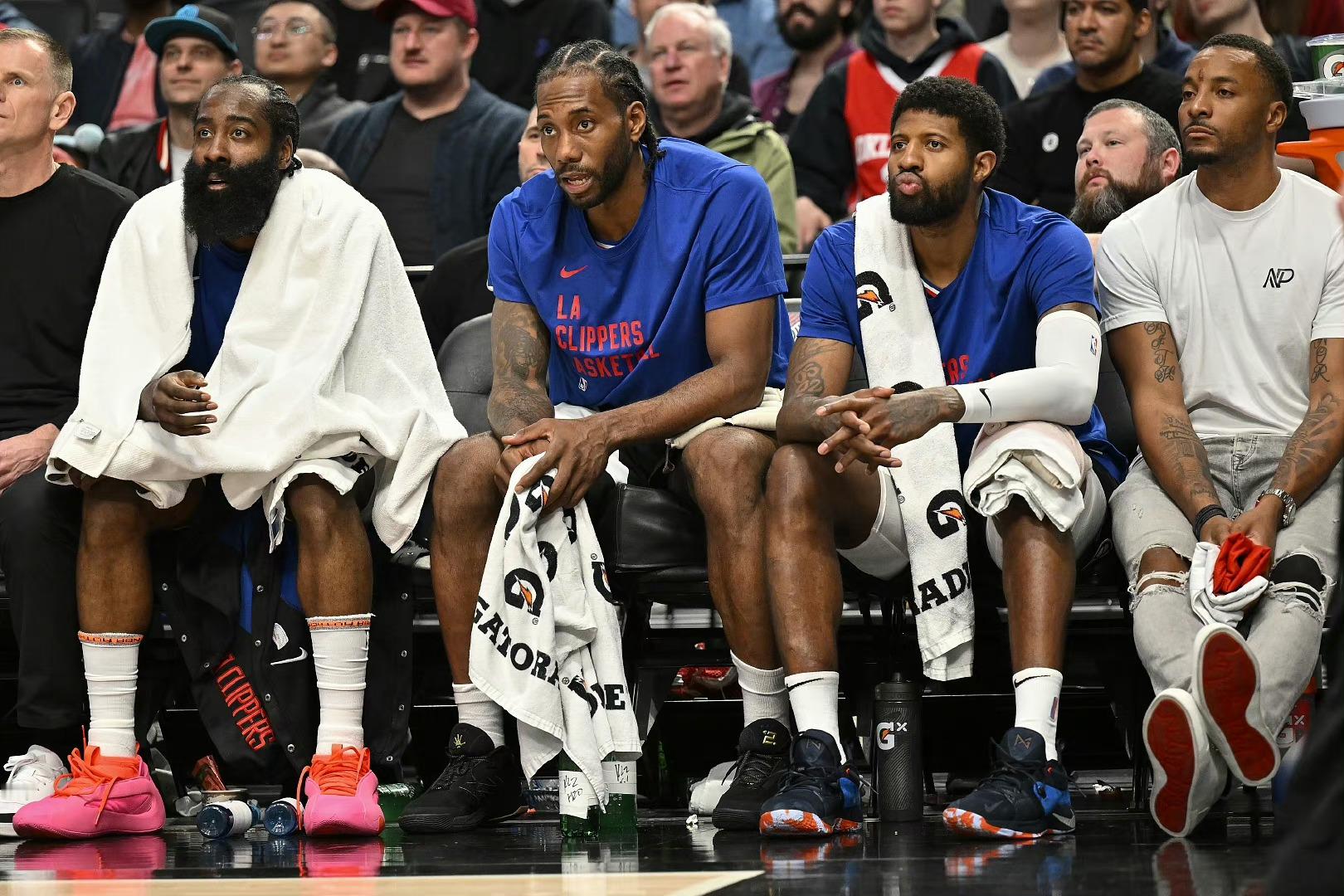 至少再缺席两场？快船记者透露：小卡大概率将缺席对阵爵士和骑士的比赛。 ​​​