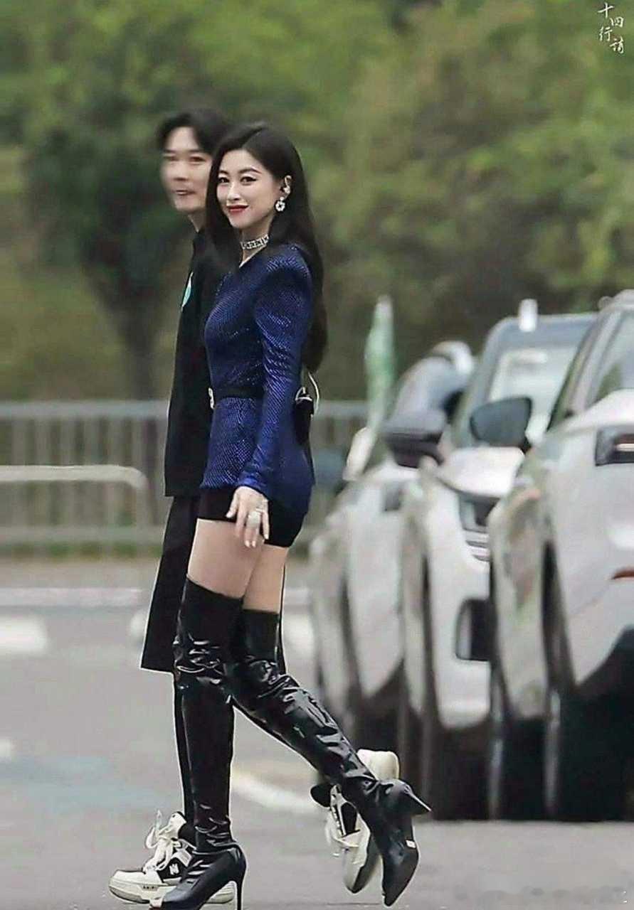 第一次见漏脚趾的靴子
