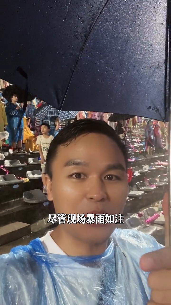 今晚渝超暴雨赛必将载入史册。
现在现场所有人在坚持，无论是球员还是观众，这就是重