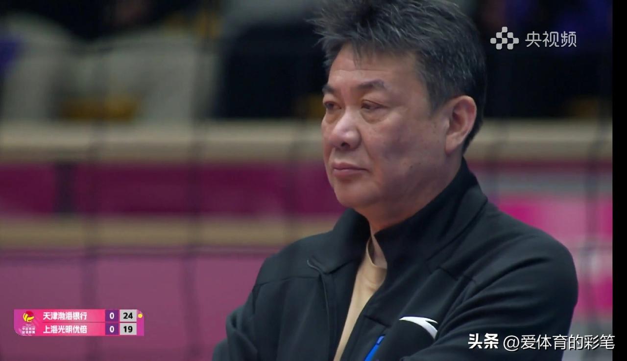 上海女排与天津女排比赛，首局17:21落后时，一脸严肃的蔡斌安排黄悦鑫替换进攻受