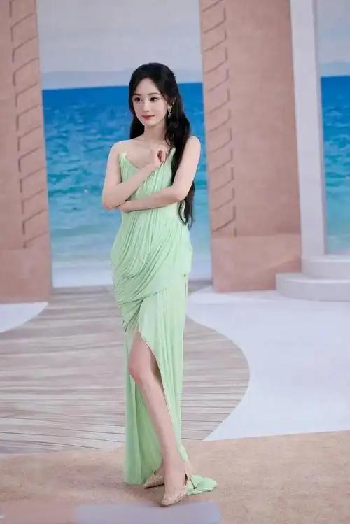 杨幂不愧是时尚风向标！近日她身着一袭白绿条纹吊带裙亮相，清新色调如春日微风，吊带