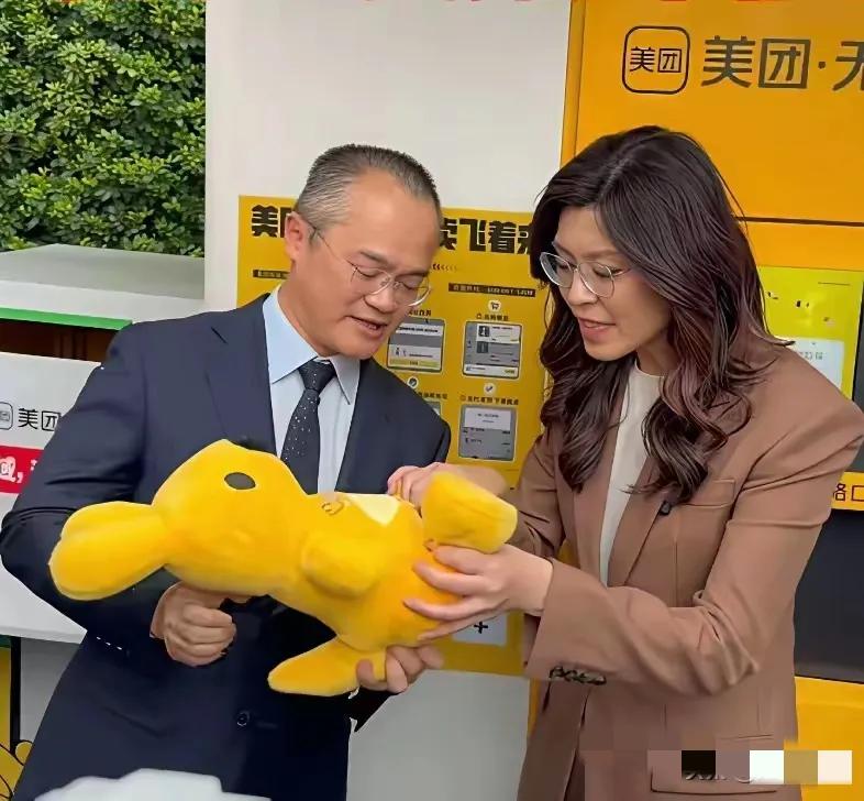 女人嘛，至死都是少女，男人嘛，至死都是少年！拿着玩具，喝着饮料，仿佛时光倒流，回