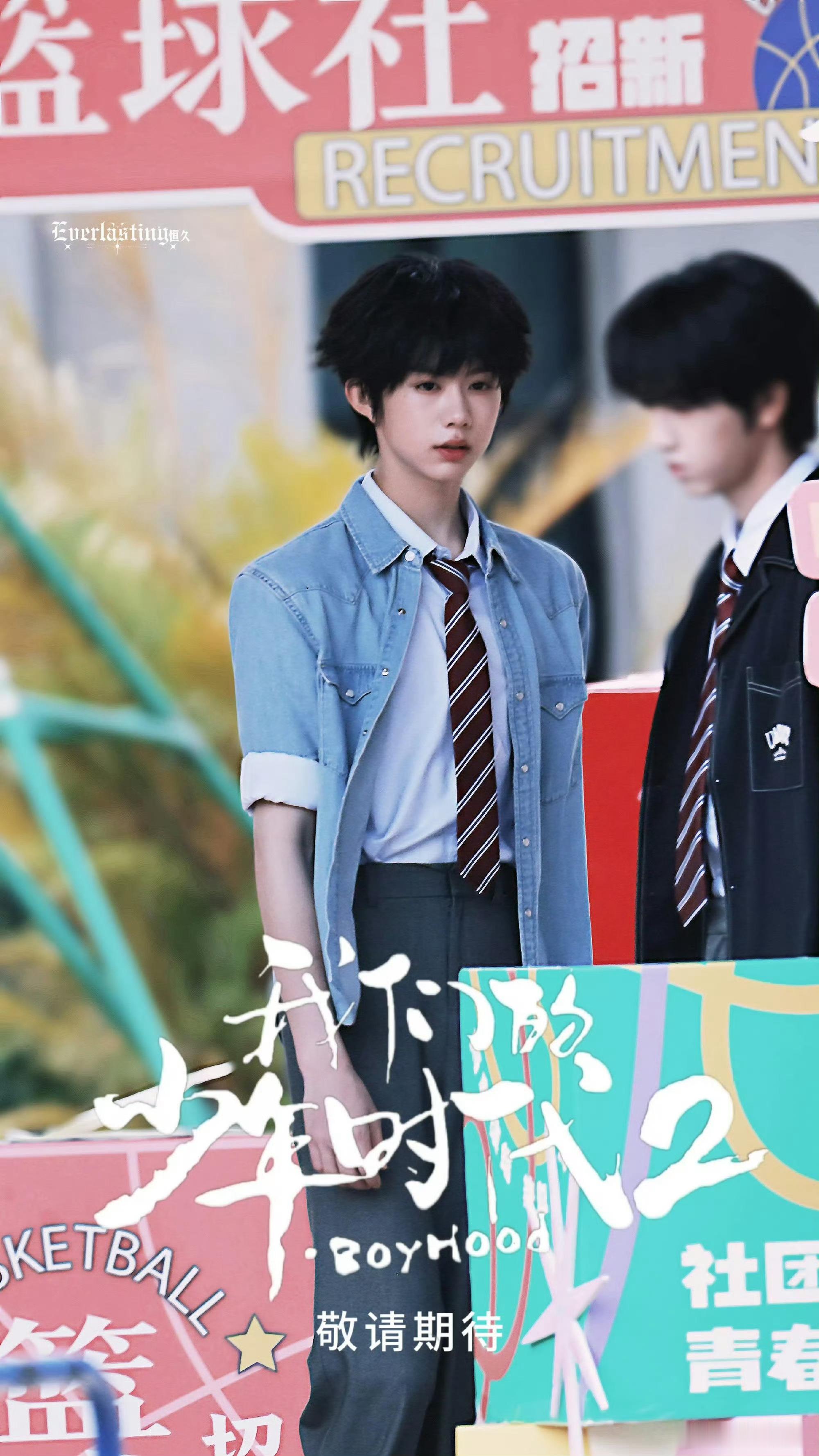 陈奕恒歪嘴小猫笑陈奕恒新路透，蓬松黑卷发配浅蓝衬衫+红条纹领带，蓬蓬小卷毛”自带