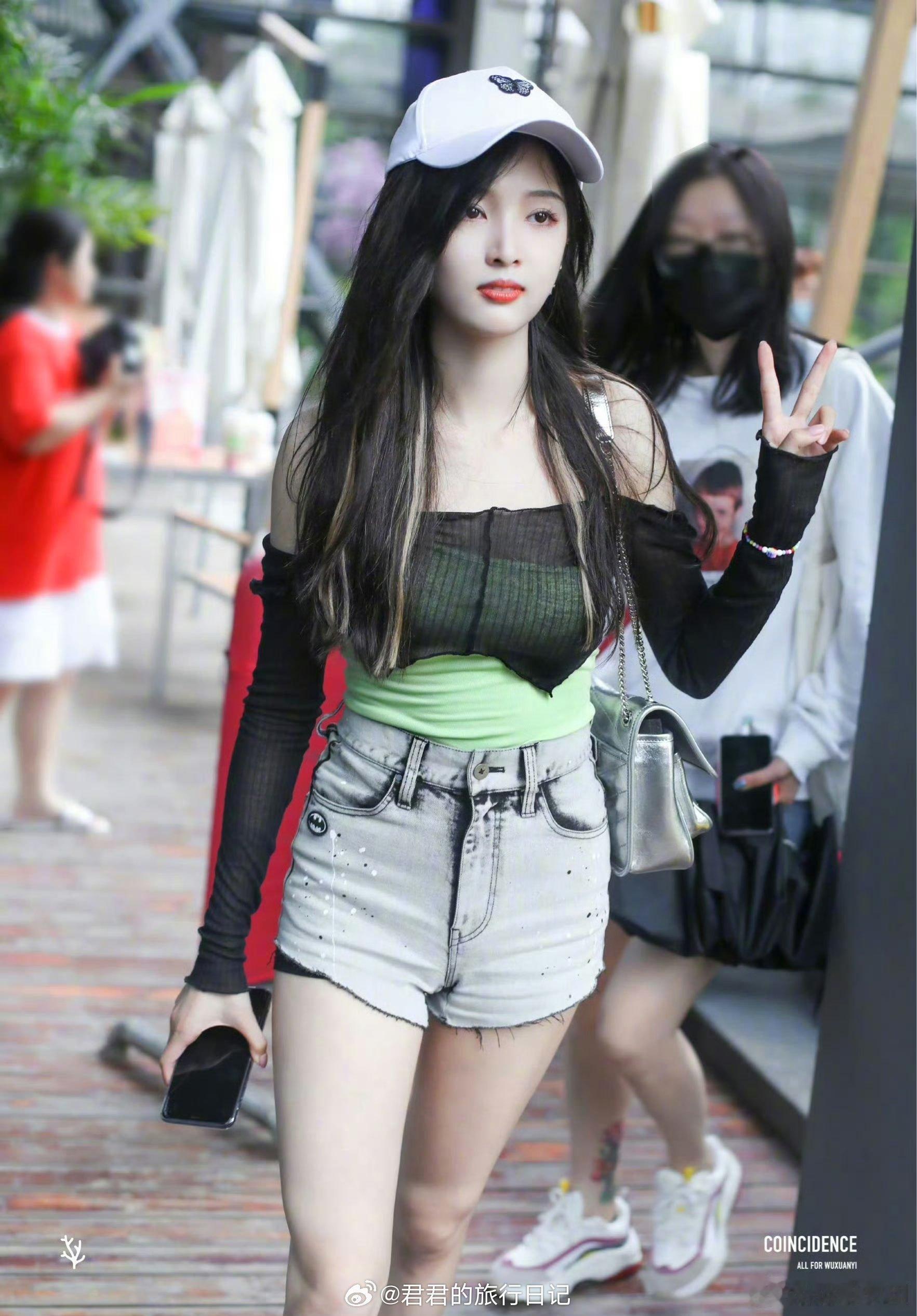 我至今忘不掉吴宣仪的私服给我带来的震撼！ 