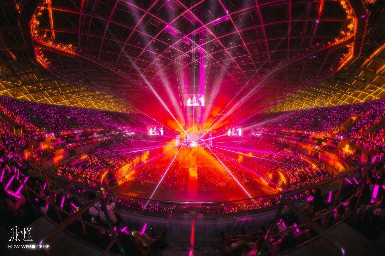 郁可唯钢丝球上长了个人 救命！郁可唯演唱会造型自带笑点！亮片满身闪到发光，却自我