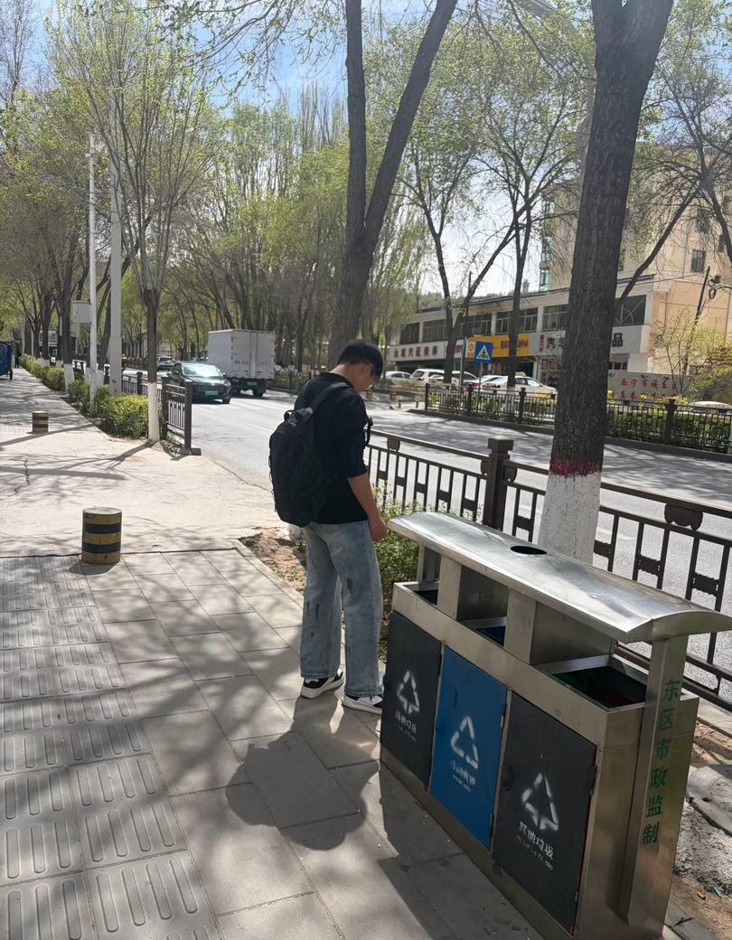 刚才我见了一个可能就是个15岁左右，哇塞，那个抽烟的频率好高啊……
现在压力大的