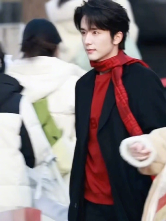 张新成明媚成啥了 张新成太治愈了😭 大冬天的，他一出现就自带春风感，眉眼带笑，