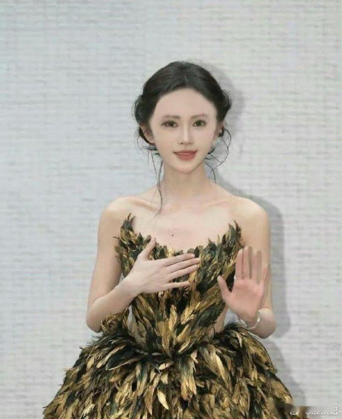 鞠婧祎如果选择盘发，刘海务必重视，不然妆造就如此 