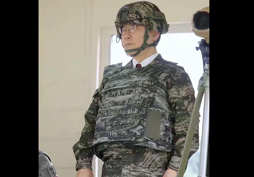 李在明穿军装，穿韩服，穿西装。不管他穿什么，都改变不了他的小眼睛，还有那迷之自信