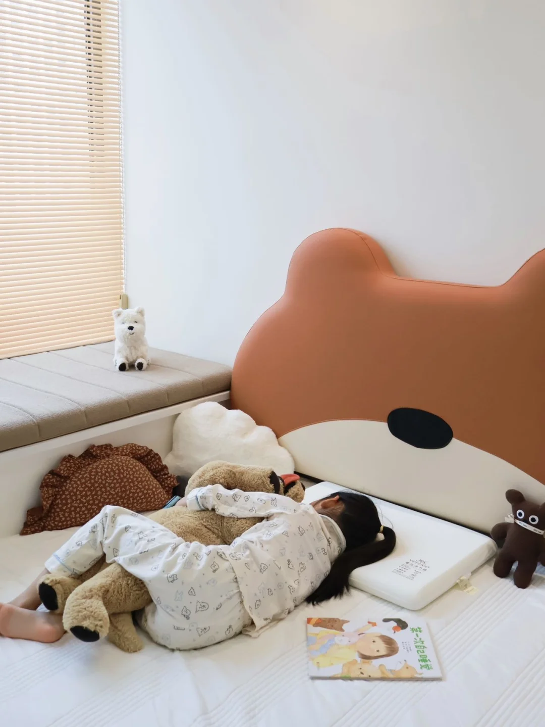 女儿说：“妈妈，这个枕头会抱我”